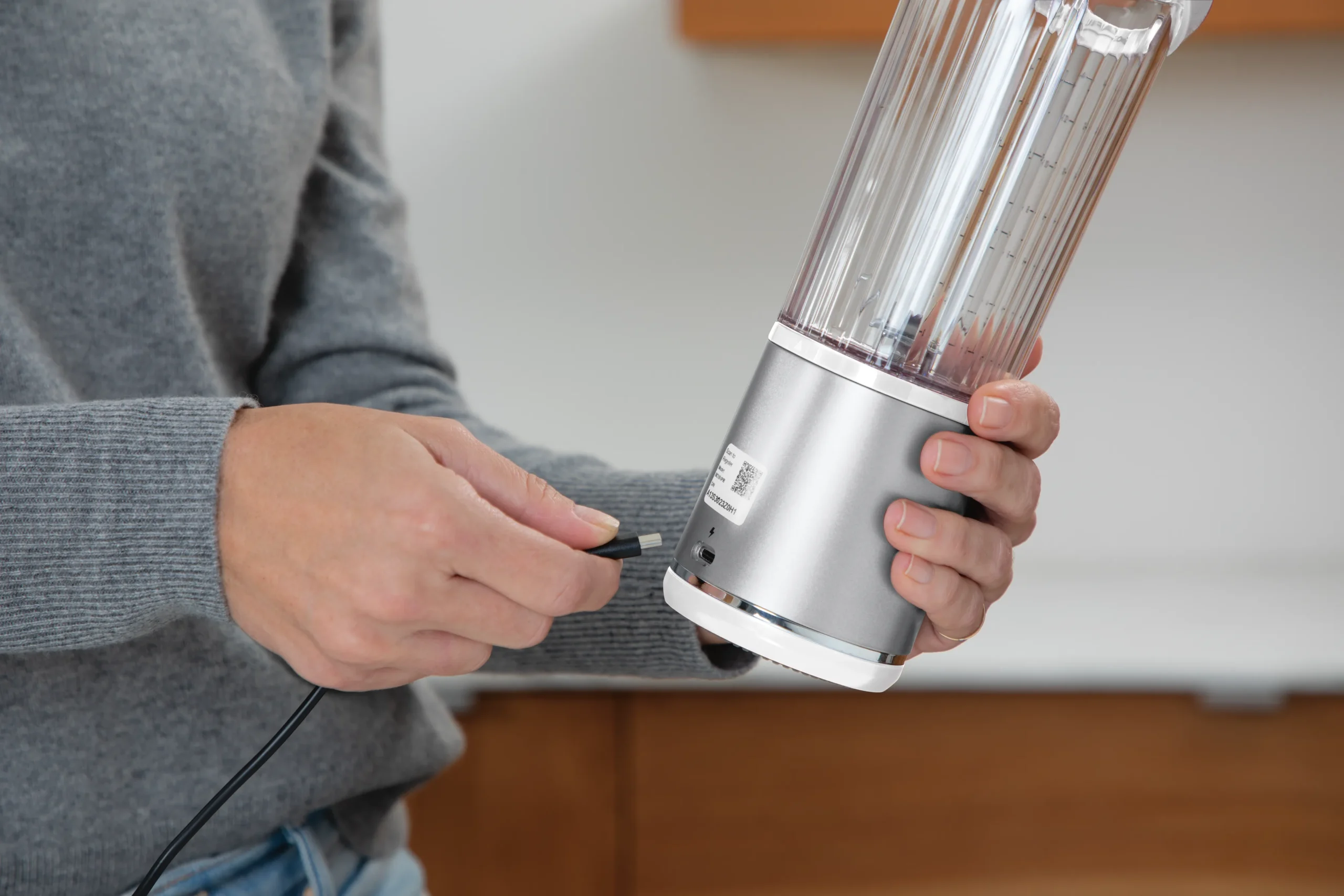 DAT-R_BC151EUWH_InUse_Kitchen_Woman_Charging