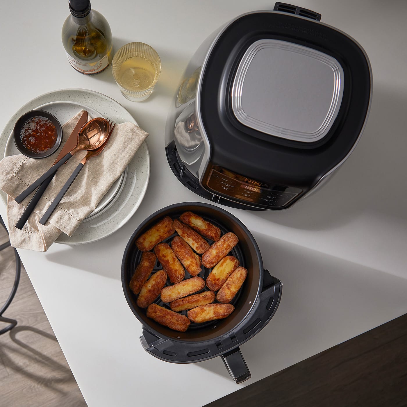 Ninja-AF160UK-KitchenCounter-Overhead-Halloumi