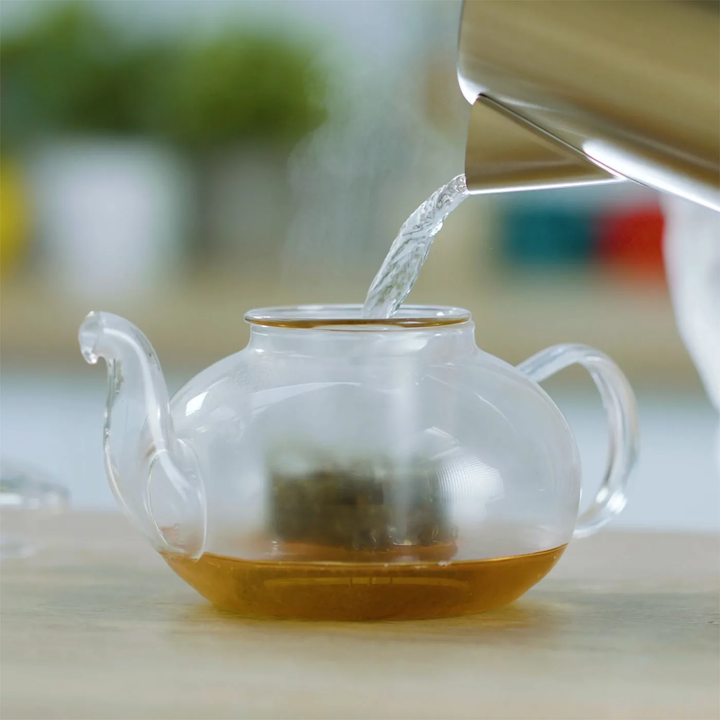 Ninja-KT201UK-In_Use-Kitchen-Woman-TeaPot-VideoStill6