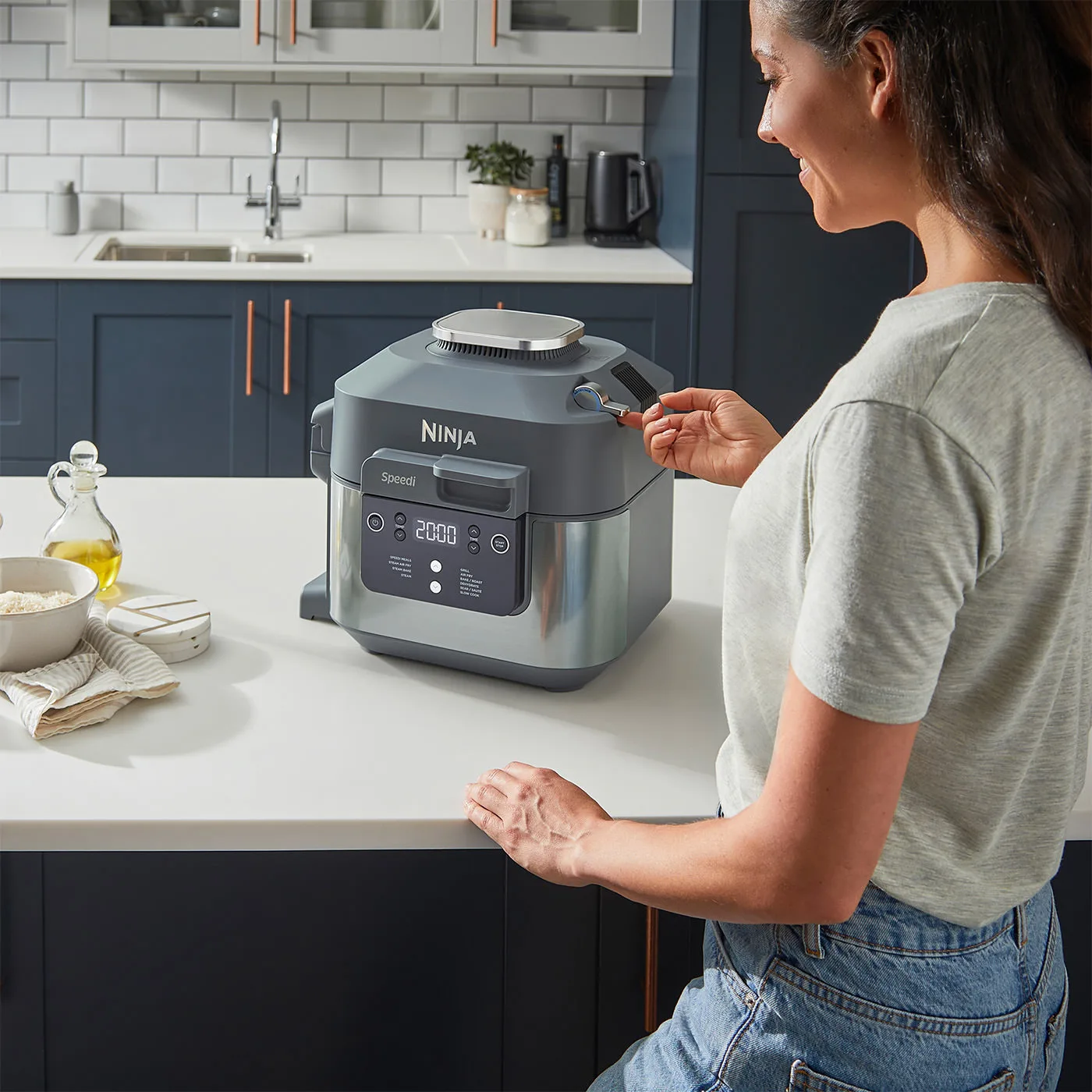 Ninja-ON400UK-InUse-Woman-RapidCook-Switch