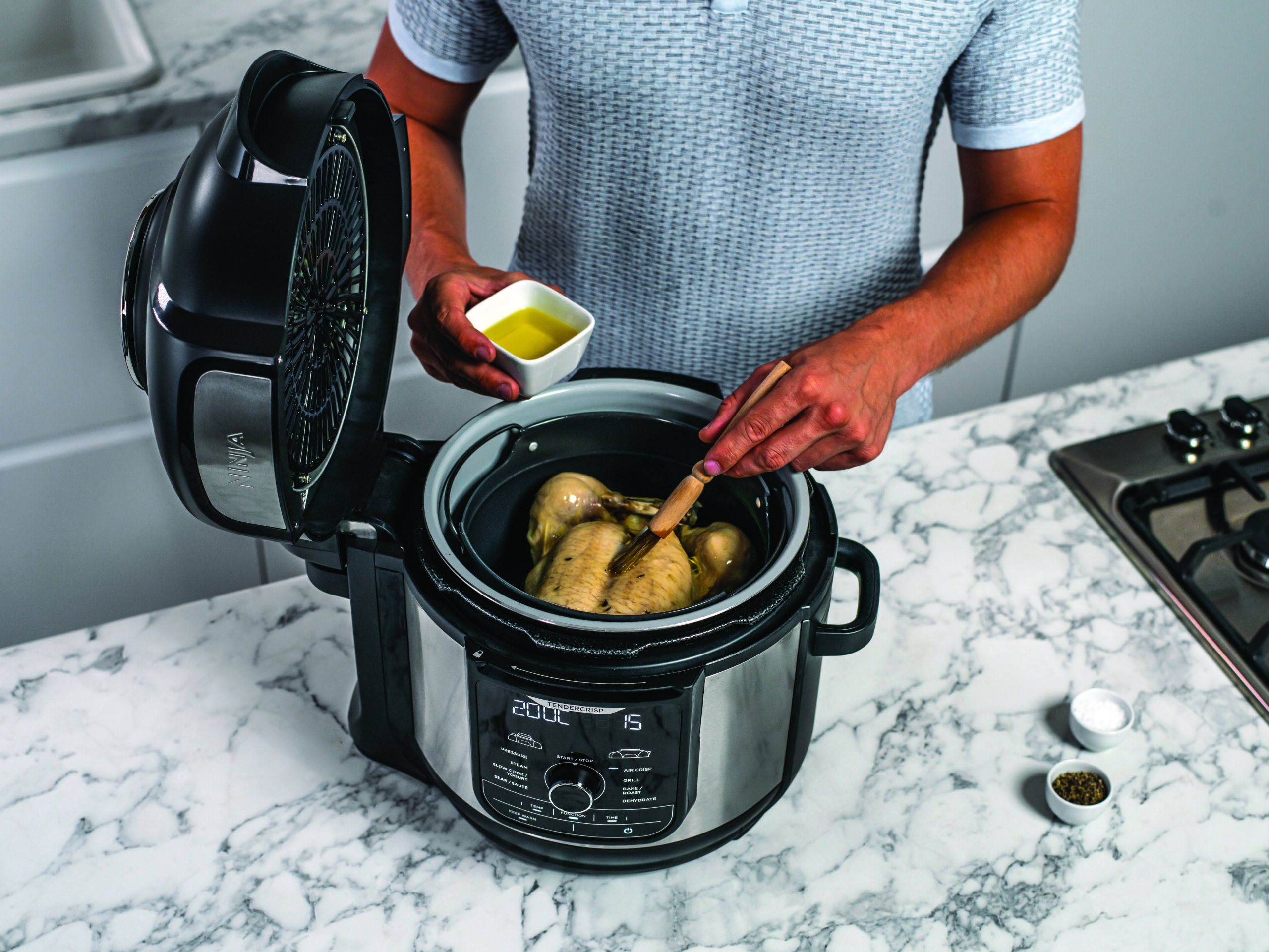 OP500UK_Ninja-Foodi-Max_Prepping_Chicken_CMYK